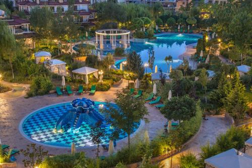 Bazén v ubytování Poseidon VIP Residence Club Balneo & SPA Resort nebo v jeho okolí