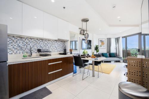 Kuchyň nebo kuchyňský kout v ubytování Dominiks Stylish Resort Gem Ocean View Pool Queen Bed at Tambuli 8 Floor Fast Wifi