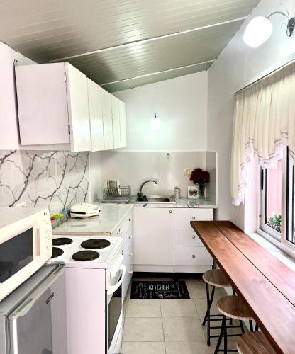 Virtuvė arba virtuvėlė apgyvendinimo įstaigoje Delphi Hostel