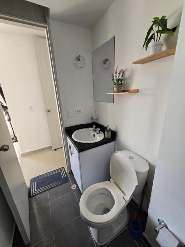 a bathroom with a toilet and a sink at Espectacular Apto de 3 Habitaciones con piscina y parqueadero gratuito excelente relacion calidad precio in Girardot