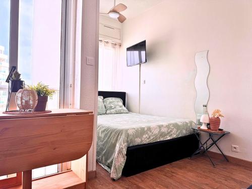 une petite chambre avec un lit et une fenêtre dans l'établissement Appartement tout équipé, à deux pas de la plage, à La Grande Motte