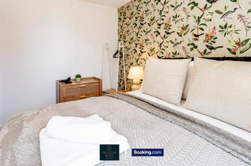 Spacious 5-Bed House with a Hot Tub Sleeps 10 photo 5
