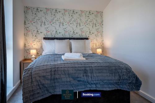 Spacious 5-Bed House with a Hot Tub Sleeps 10 photo 8