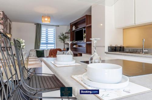 Spacious 5-Bed House with a Hot Tub Sleeps 10 photo 26