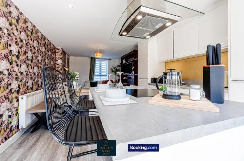 Spacious 5-Bed House with a Hot Tub Sleeps 10 photo 25