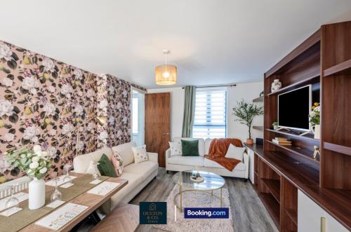 Spacious 5-Bed House with a Hot Tub Sleeps 10 photo 22