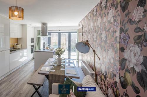 Spacious 5-Bed House with a Hot Tub Sleeps 10 photo 20