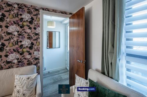 Spacious 5-Bed House with a Hot Tub Sleeps 10 photo 17