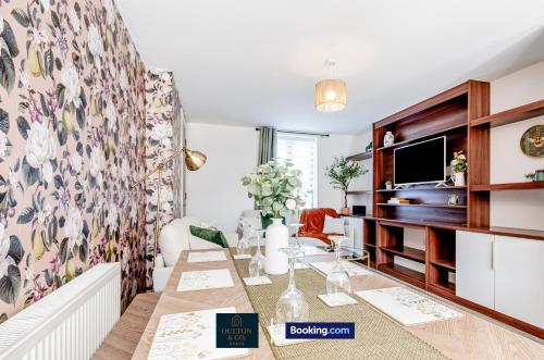 Spacious 5-Bed House with a Hot Tub Sleeps 10 photo 29
