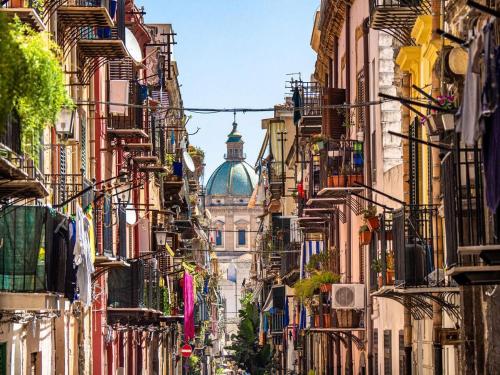 a city street filled with lots of buildings at Cattedrale Central Rooms in Palermo