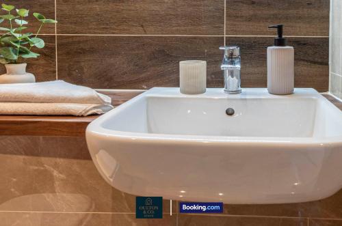 Spacious 5-Bed House with a Hot Tub Sleeps 10 photo 33