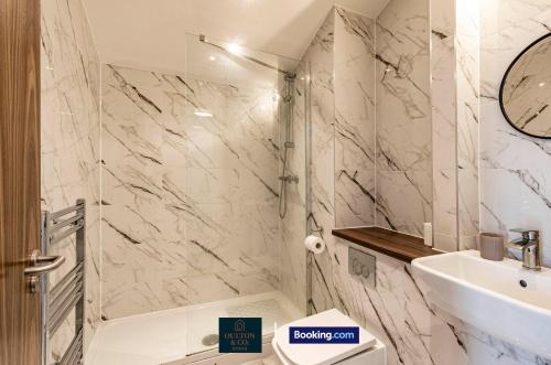 Koupelna v ubytování Luxury Retreat For 10 - Short Lets & Serviced Accommodation Manchester With Hot Tub and Spacious Garden