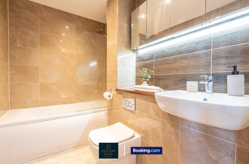 Spacious 5-Bed House with a Hot Tub Sleeps 10 photo 57
