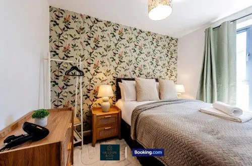 Spacious 5-Bed House with a Hot Tub Sleeps 10 photo 1