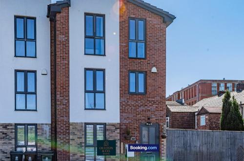 Spacious 5-Bed House with a Hot Tub Sleeps 10 photo 44