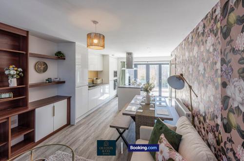 Spacious 5-Bed House with a Hot Tub Sleeps 10 photo 41