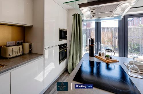 Spacious 5-Bed House with a Hot Tub Sleeps 10 photo 43