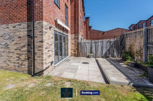 Spacious 5-Bed House with a Hot Tub Sleeps 10 photo 47