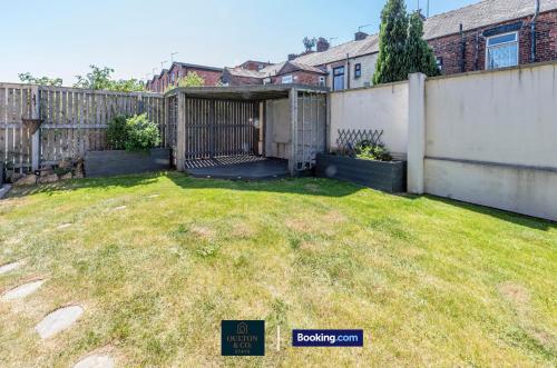 Spacious 5-Bed House with a Hot Tub Sleeps 10 photo 50