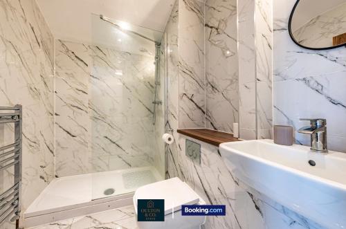 Spacious 5-Bed House with a Hot Tub Sleeps 10 photo 55
