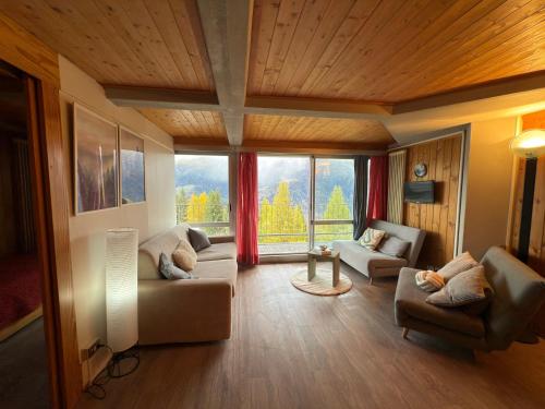 Et opholdsområde på Appartamento panoramico con vista sulle montagne e accesso diretto alle piste