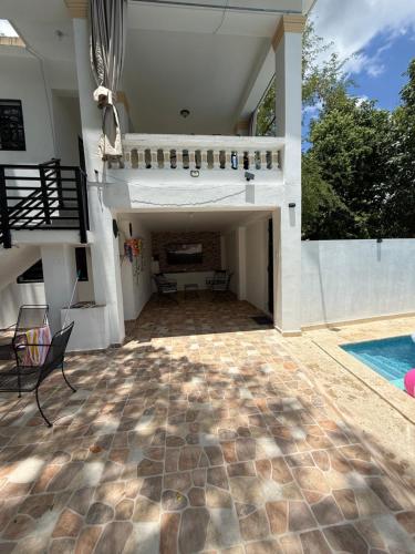 Bazén v ubytování R&N tropical nebo v jeho okolí