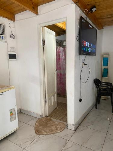 an open door to a kitchen with a television on the wall at Hospedaje María Fernanda in Posadas