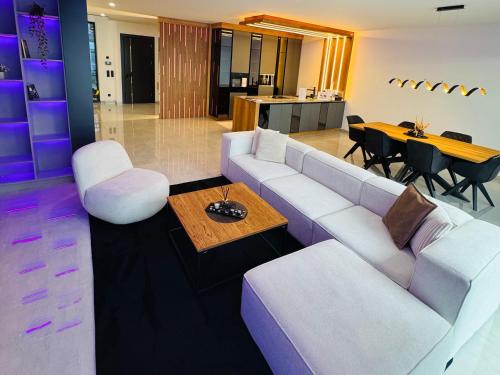 Billede fra billedgalleriet på Design-Villa mit privatem Pool & stimmungsvoller Beleuchtung i Linz