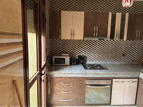 Küche/Küchenzeile in der Unterkunft Maison familiale 2 chambres salon marocain