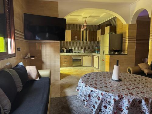 Küche/Küchenzeile in der Unterkunft Maison familiale 2 chambres salon marocain