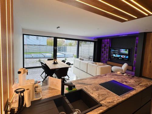 Design-Villa mit beheiztem Pool & stimmungsvoller Beleuchtung
