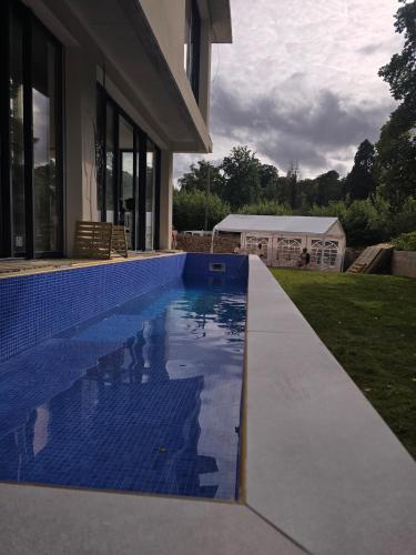 Swimmingpoolen hos eller tæt på Garden Villa Luxury