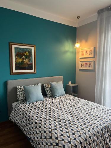a bedroom with a bed with a blue wall at Rosso di Piera Rooms in Arluno