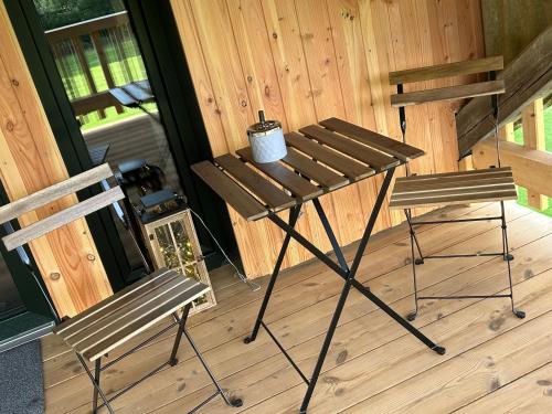 einen Tisch und zwei Stühle auf einer Veranda in der Unterkunft Apartment Deich - Moment in Krummendeich