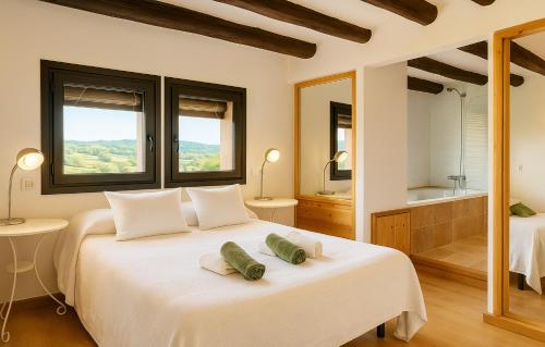 MontsonisにあるHabitaciones con encanto - Cal Alejandroの大きな白いベッドと枕が2つある寝室