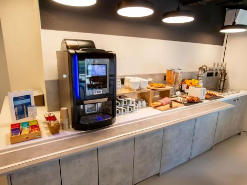 una gasolinera con un cajero automático en el mostrador en ibis budget Haguenau Strasbourg Nord, en Haguenau