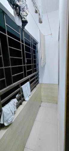een kamer met een raam en een witte vloer bij Faria House in Dhaka