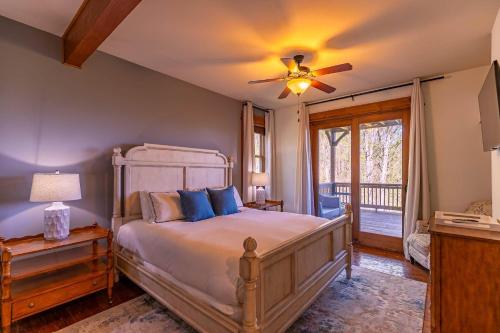 une chambre avec un lit et un ventilateur de plafond dans l'établissement Blue Hole Lodge at Blue Ridge Mountain Club, à Stony Fork