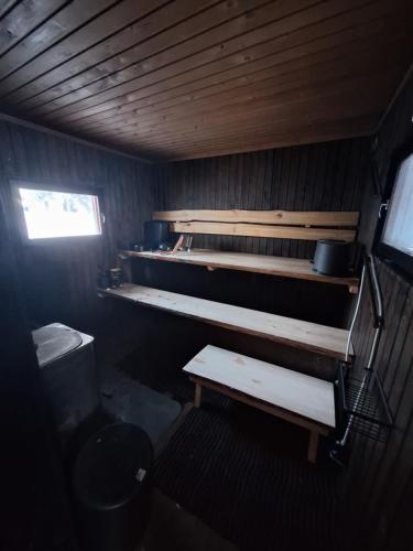 Una pequeña habitación con dos literas y un baño. en Lisman Lumo, en Kittilä