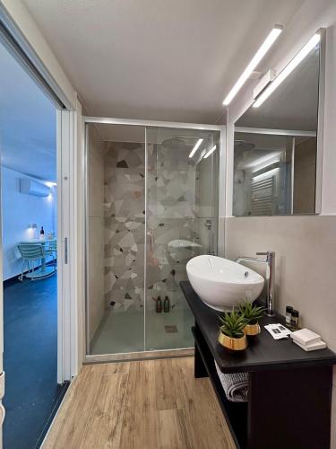 un bagno con lavandino e doccia in vetro di Sea Breeze a Riomaggiore