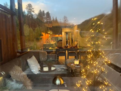 Una sala de estar con un sofá y un árbol con luces. en Appart 60 M2 pied pistes terrasse Vars les Claux, en Vars