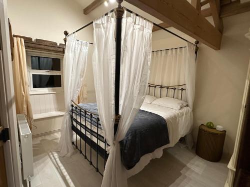 Ένα ή περισσότερα κρεβάτια σε δωμάτιο στο Meagill Corner Farm, barn with hot tub