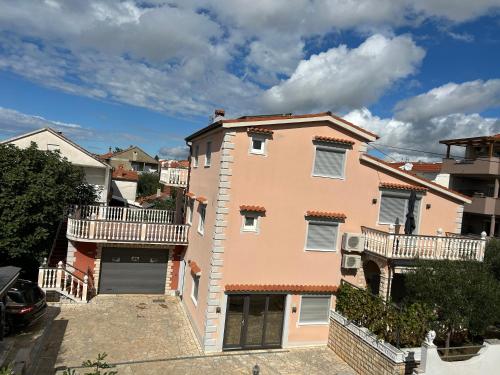 Katy & David Apartments