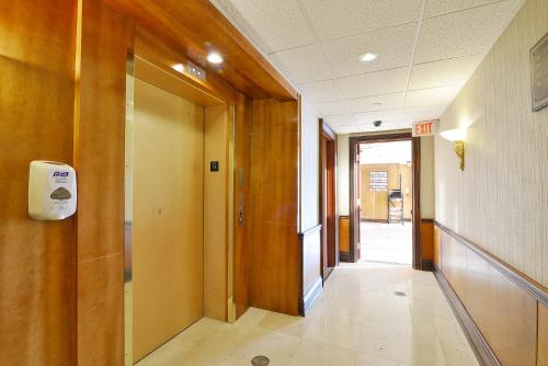 Salle de bains dans l'établissement Woodbine Hotel & Suites