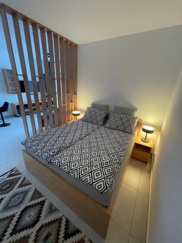 En eller flere senge i et værelse på Five Stars SZYNDZIELNIA