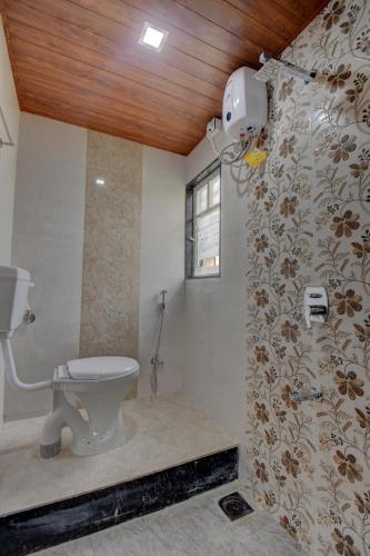ein Badezimmer mit Toilette und Dusche in der Unterkunft Fully furnished 2 bhk flat Rental unit in Dāpuri