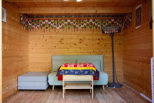 Ένα ή περισσότερα κρεβάτια σε δωμάτιο στο Gemütliches Haus mit Schwedenofen im Wienerwald