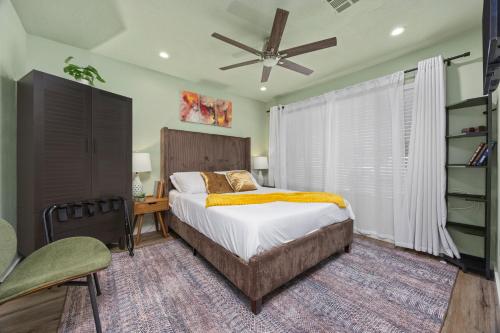 ein Schlafzimmer mit einem Bett und einem Deckenventilator in der Unterkunft Modern Unique Charming Memorable Clean 1g Wifi in Bakersfield