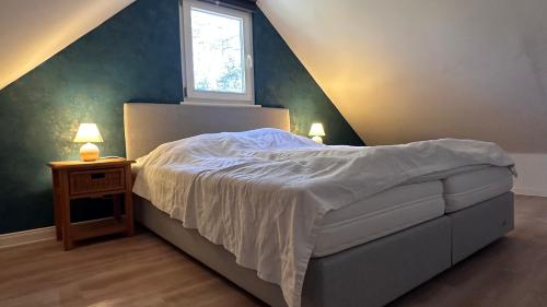 een slaapkamer met een bed, een raam en een tafel bij Villa Wewelsburg in Büren