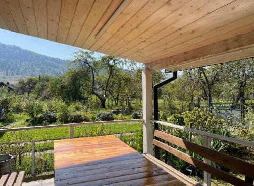 Nespecifikovaný výhled na hory nebo výhled na hory při pohledu z vily